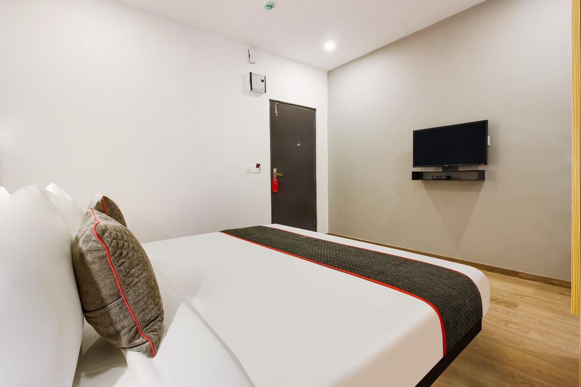 Super Townhouse The Cinco Hotel Near Esi Hospital Haïdarabad Extérieur photo