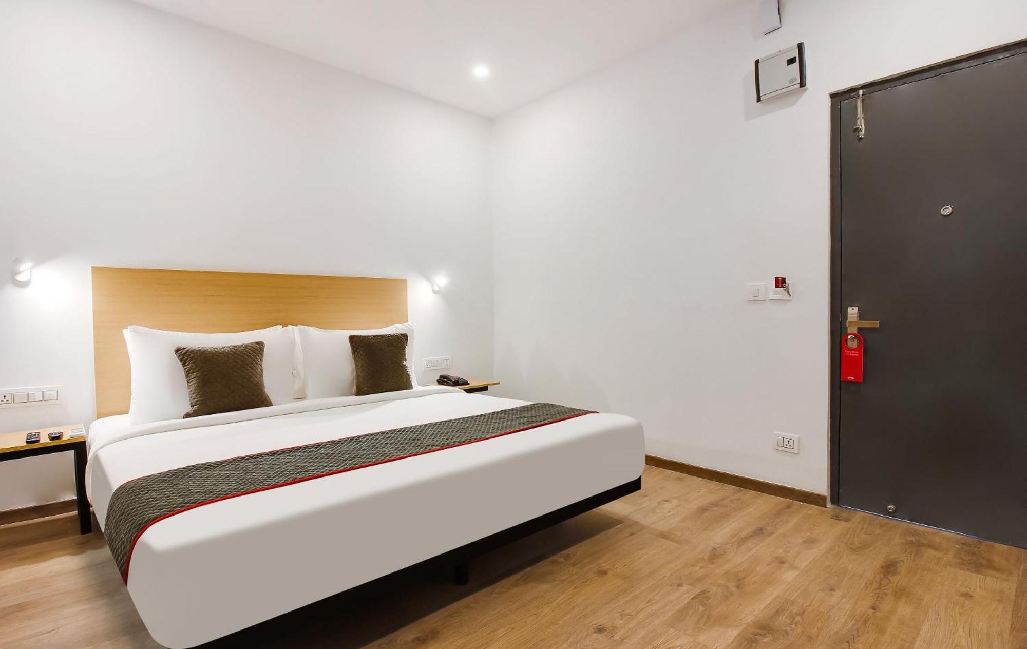 Super Townhouse The Cinco Hotel Near Esi Hospital Haïdarabad Extérieur photo