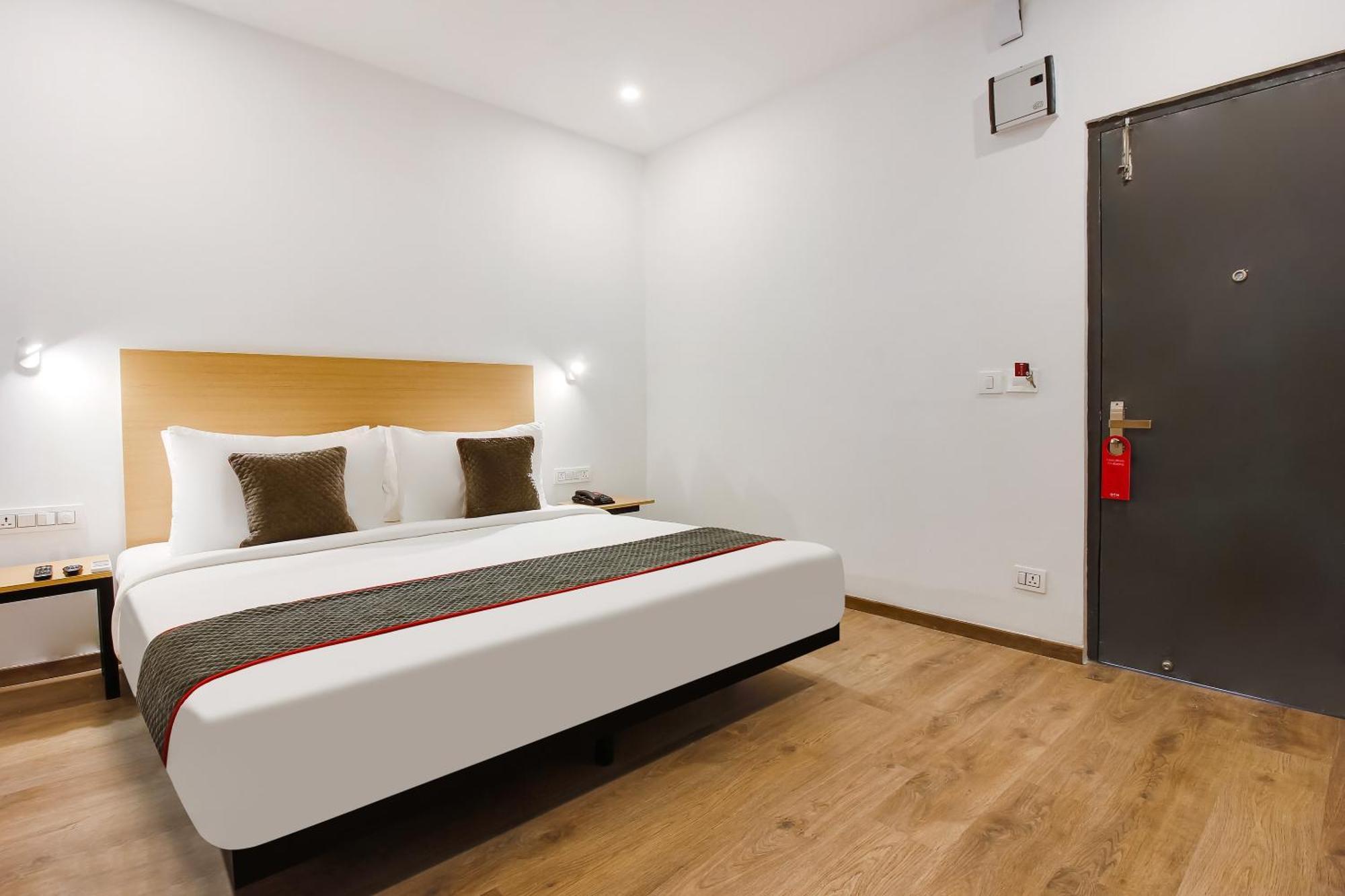 Super Townhouse The Cinco Hotel Near Esi Hospital Haïdarabad Extérieur photo